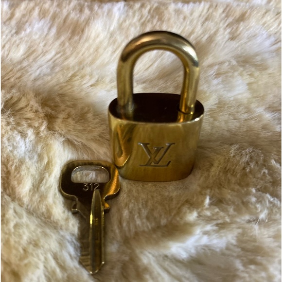 Louis Vuitton #312 Lock & Key - Picture 3 of 8